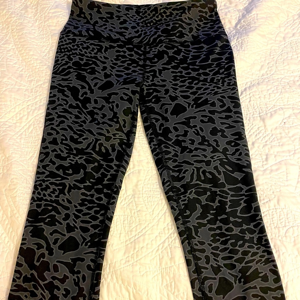 DSG cropped work out women pants. Size S. New without tag.